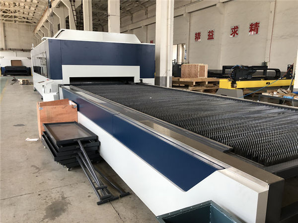 2kw cnc ласерски влакна, машина за ласерско сечење и гравирање со табела за размена