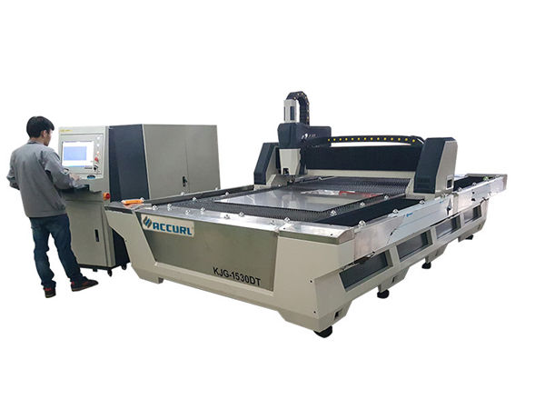 целосна затворена машина за сечење ласерско влакно CNC 1000w 1080nm ласер